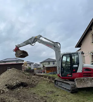 Kettenbagger bei Hausaushub in Wohnsiedlung