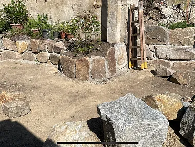 Fertige Natursteinmauer mit Durchgang