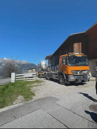 LKW-Transport in bergiger Region